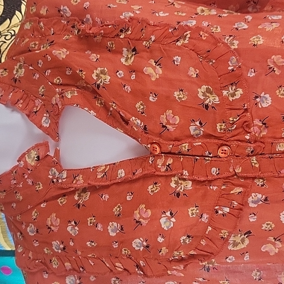 Lightweight Floral Ruffle Top - Picture 2 of 5